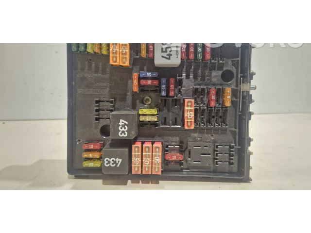 Блок предохранителей  1k0937808   Volkswagen Touran I    