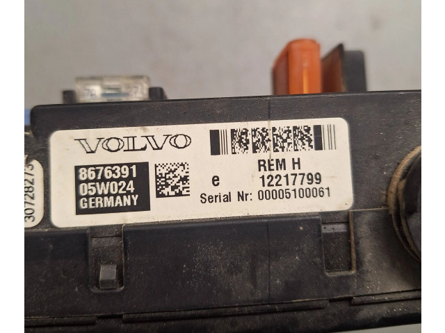 Блок предохранителей 8676391, 12217799   Volvo V70    