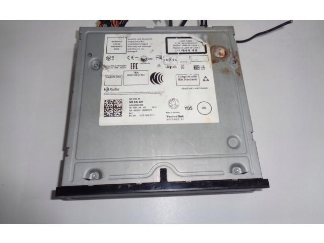 Радио/ проигрыватель CD/DVD / навигация