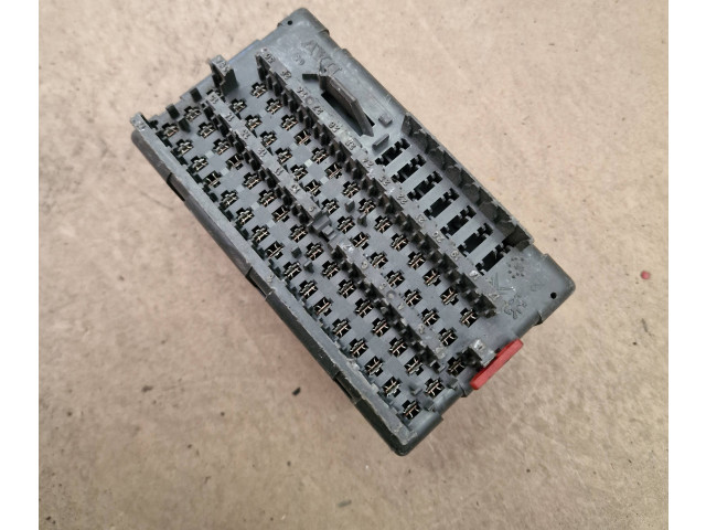 Блок предохранителей  9450582180   Peugeot 406    