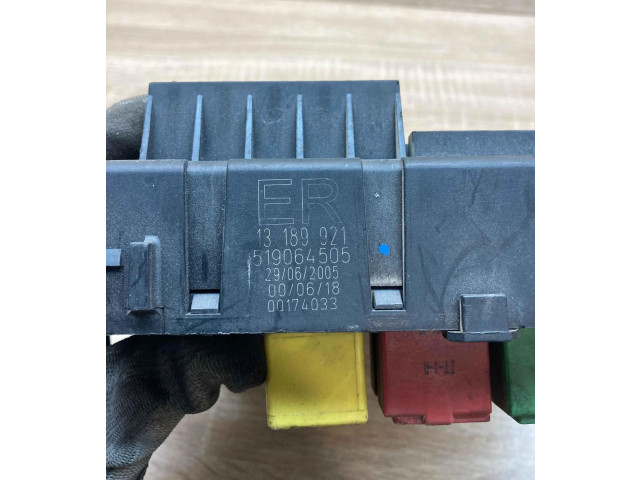 Pojistková skříňka 13189921, 460023260 Opel Vectra C 2002