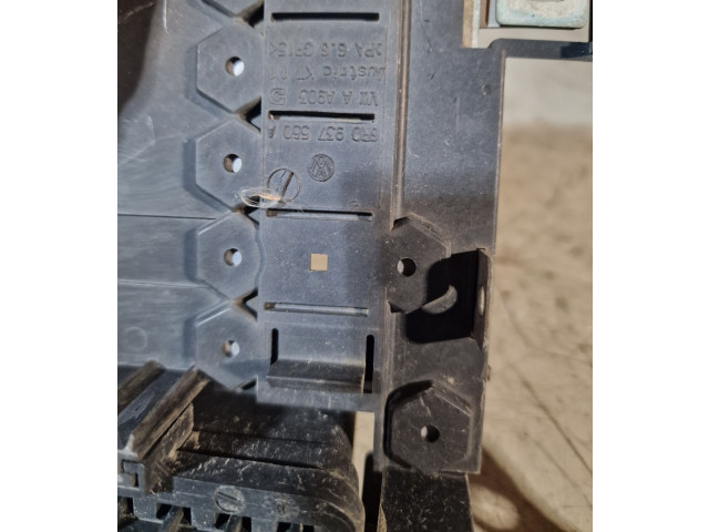 Блок предохранителей 6R0937550A Skoda Citigo