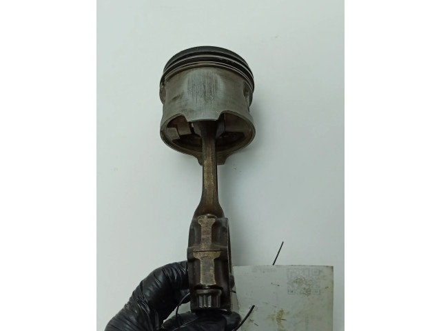 Píst 11004 Mercedes-Benz S W116 pro benzínový motor 2.8