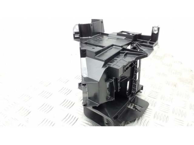 Другая деталь отсека двигателя