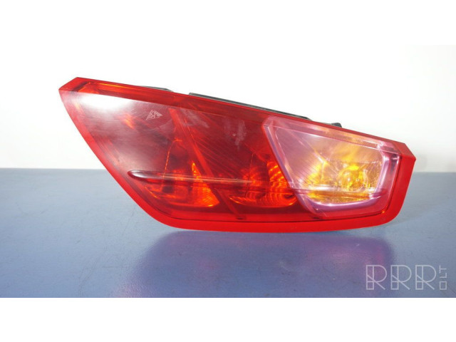 Задний фонарь в кузове