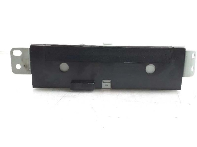 Радио/ проигрыватель CD/DVD / навигация