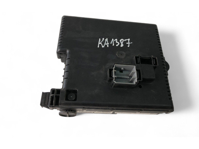 Блок предохранителей 30728512 Volvo V70