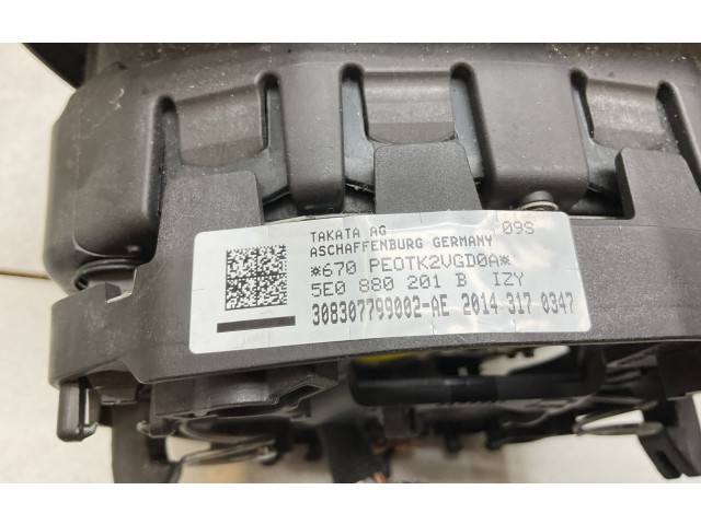 Подушка безопасности водителя 5E0880201B Skoda Octavia Mk3 (5E)