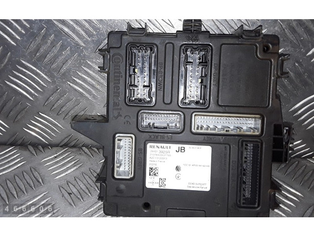 Řídící jednotka 284b13925r Renault Captur II 2021
