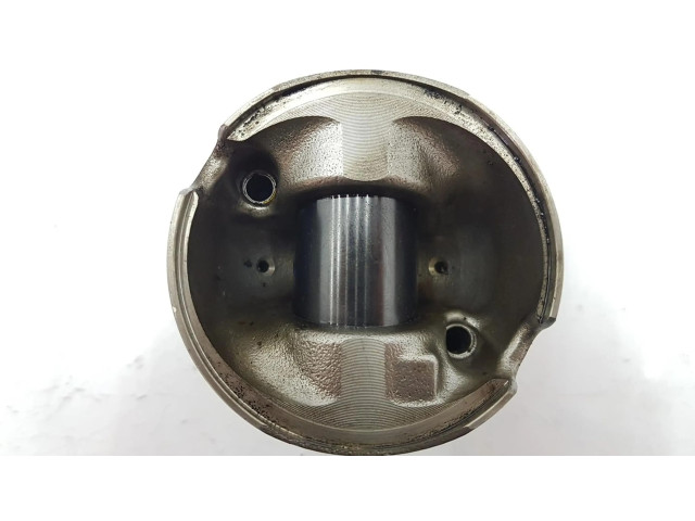 Píst 11257810825, 7810825 BMW 1 E81 E87 pro naftový motor 2.0