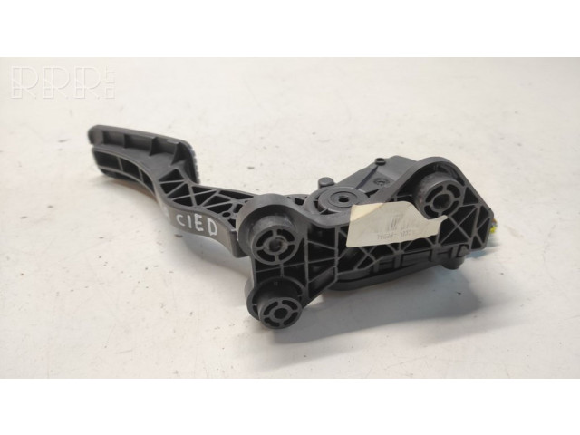 Педаль акселератора