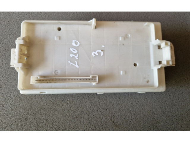 Блок предохранителей Mitsubishi L200