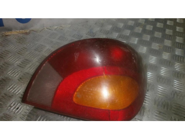 Задний фонарь правый сзади D25KA Mazda 121 SM 1996-2002 года