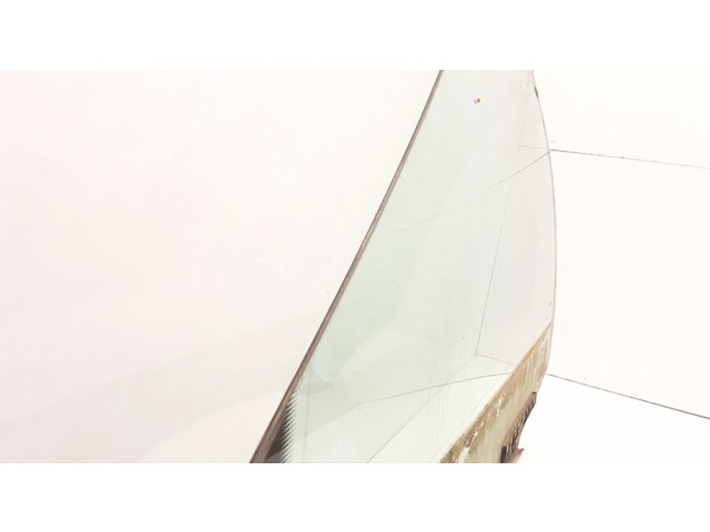 Основное стекло передних дверей (четырехдверного автомобиля)