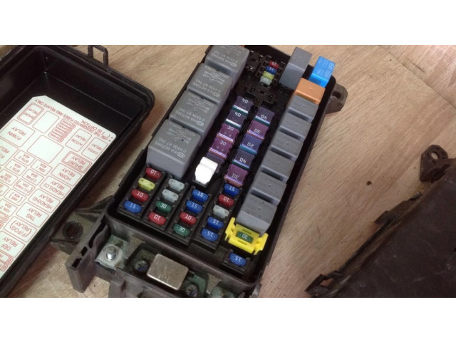 Блок предохранителей 911613E011   KIA Sorento    