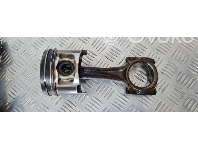 Píst    Mitsubishi Pajero     