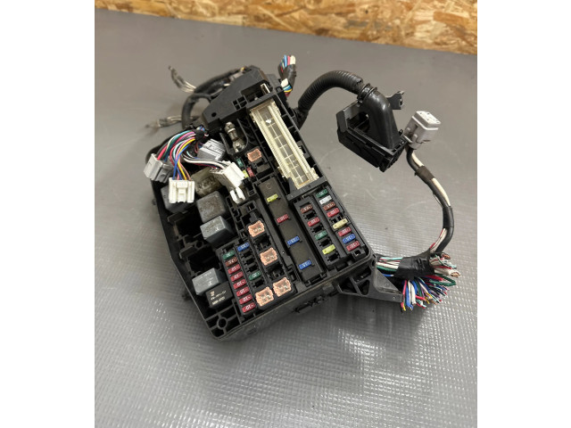 Pojistková skříňka 8211105Q10 Toyota Avensis T270 2013