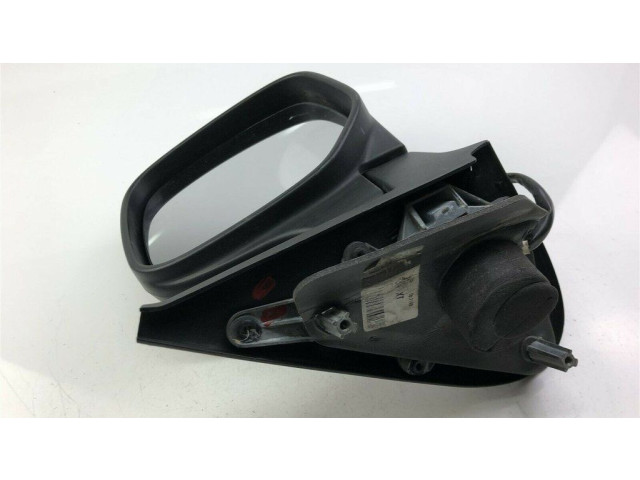 Боковое стекло в середине кузова