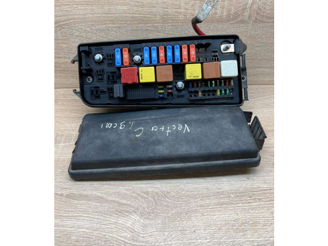 Pojistková skříňka 13172979, 519067201 Opel Vectra C 2002