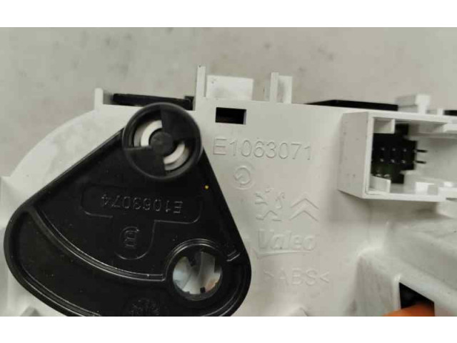 Модуль блока управления кондиционером E1063071 Peugeot 2008 I