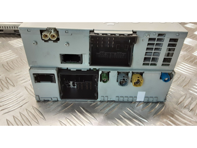 Радио/ проигрыватель CD/DVD / навигация