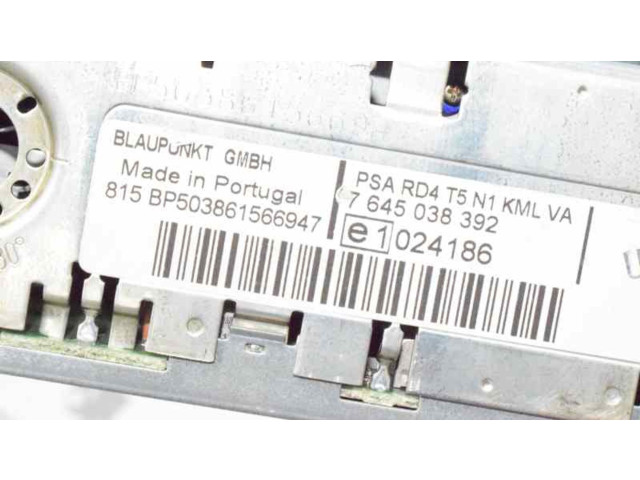 Радио/ проигрыватель CD/DVD / навигация