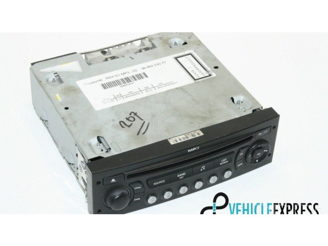 Радио/ проигрыватель CD/DVD / навигация