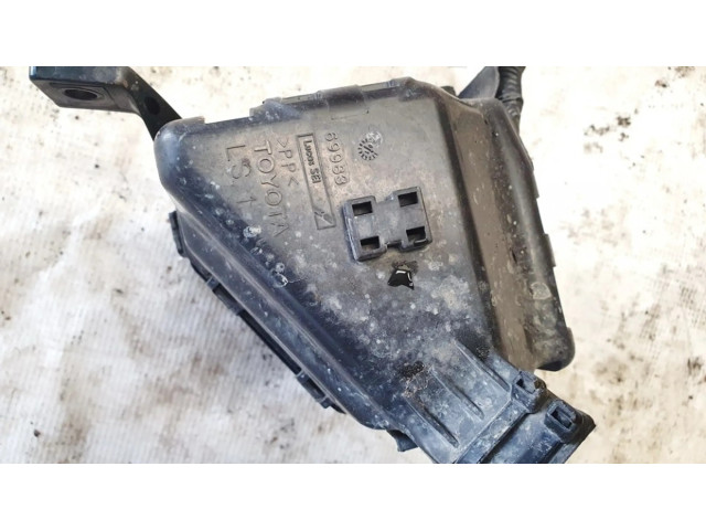   Pojistková skříňka 69983   Toyota Avensis T220 2001