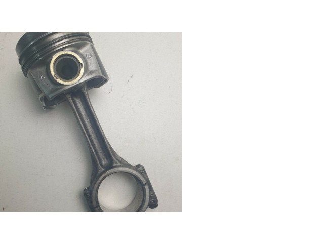 Píst 04L105401A Audi A5 pro naftový motor 2.0