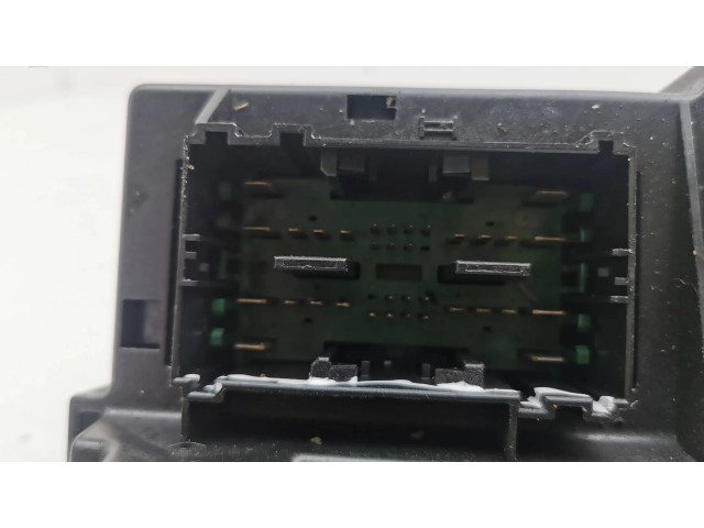 Блок предохранителей 04692073AB Jeep Grand Cherokee (WK)