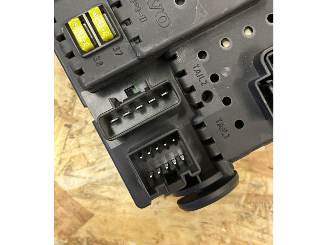 Блок предохранителей 30728512, 05W195   Volvo S60    