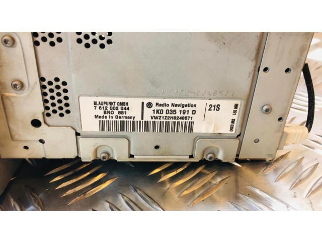 Радио/ проигрыватель CD/DVD / навигация