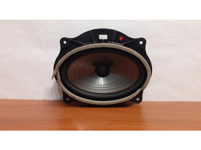 Громкоговоритель (громкоговорители) в передних дверях