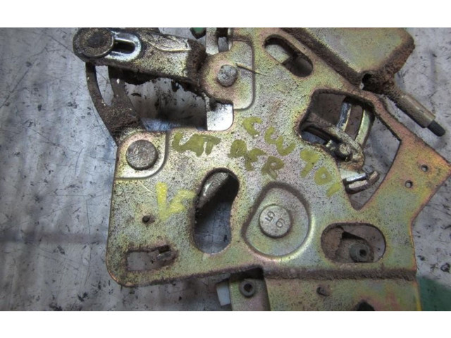 Zámek zadních dveří    Nissan Serena 1999