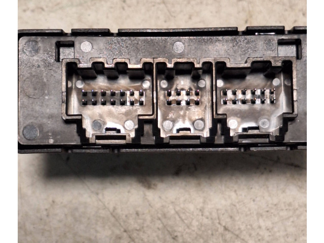 Блок предохранителей  13308135, 12770267   Opel Insignia A    