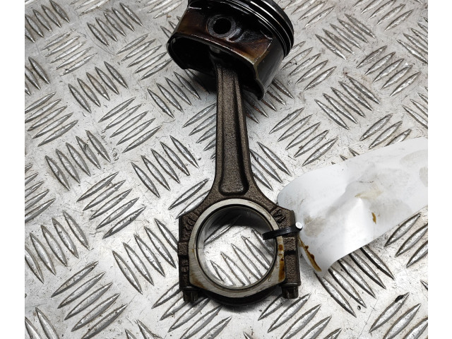 Píst 55571102 Opel Astra J A 14 XER