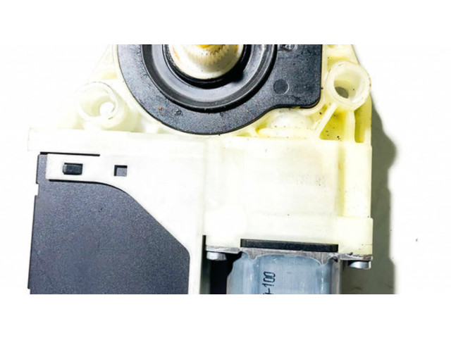 Передний двигатель механизма для подъема окон