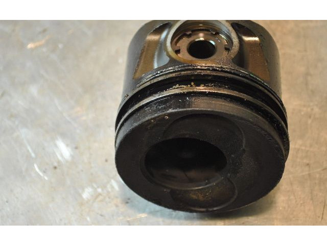  Поршень    Volvo S70  V70  V70 XC  