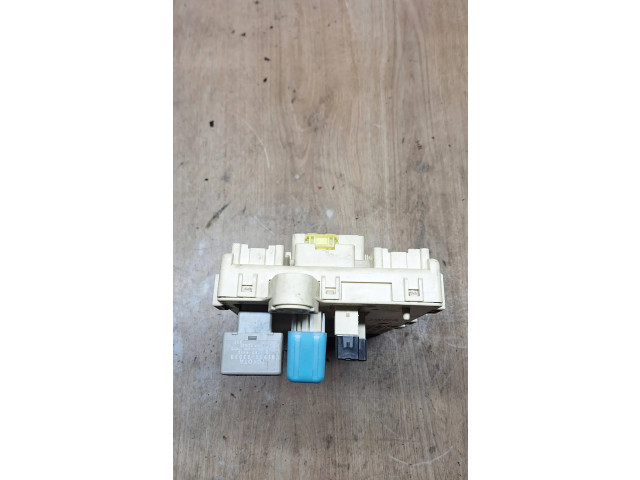 Блок предохранителей 8922153100, 2440000400 Lexus IS 200-300