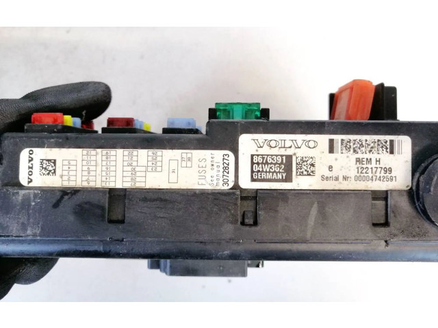 Блок предохранителей  12217799, 30728273   Volvo V70    