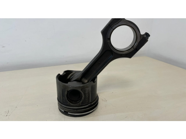 Píst 8487E, 512 BMW 1 E81 E87 pro naftový motor 2.0