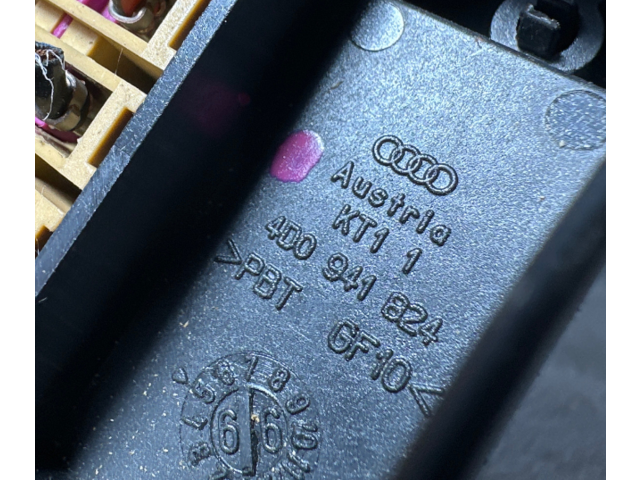   Pojistková skříňka 4D0941824   Audi A8 S8 D2 4D 2000