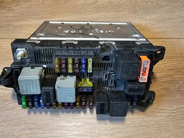 Pojistková skříňka 00009481A, 2204524001B7 Mercedes-Benz E W211 2002