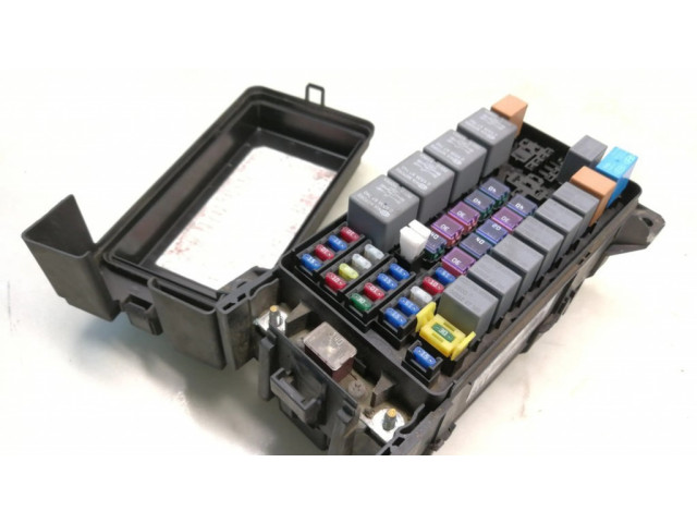 Блок предохранителей 911613E011   KIA Sorento    