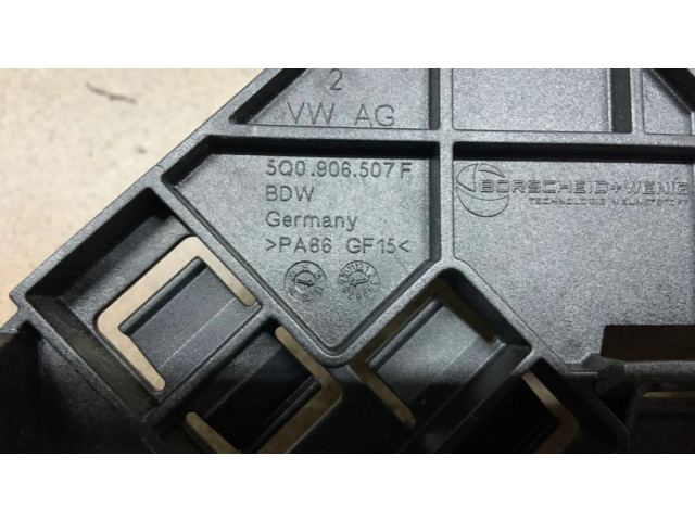 Другая деталь отсека двигателя