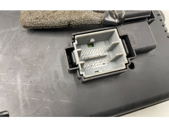 Блок предохранителей 30732769, 28014120 Volvo V70