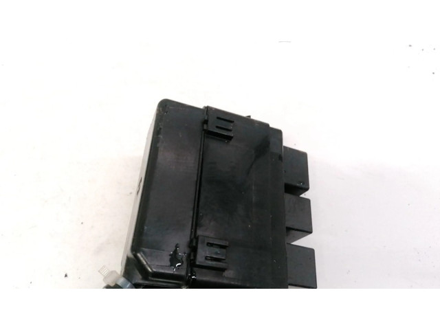 Блок предохранителей Mitsubishi Outlander