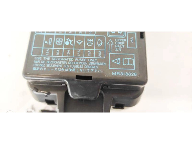 Блок предохранителей MR318828 Mitsubishi Carisma