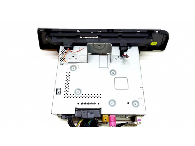 Радио/ проигрыватель CD/DVD / навигация