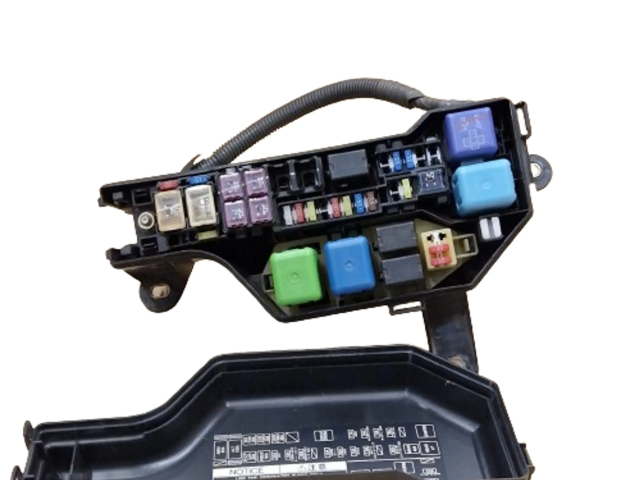   Pojistková skříňka 8274130040, 8274151010   Toyota Altezza 1999
